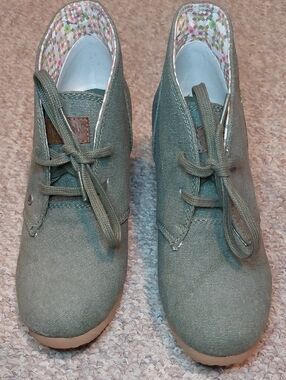 Super Cute Green Canvas Wedge  Shooties